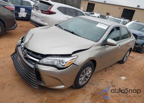 2015 Toyota Camry Le z USA, uszkodzony, nr VIN 4T1BF1FK1FU045791